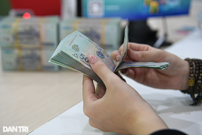 Lần đầu tiên tiền gửi vào hệ thống ngân hàng vượt 15 triệu tỷ đồng - 1