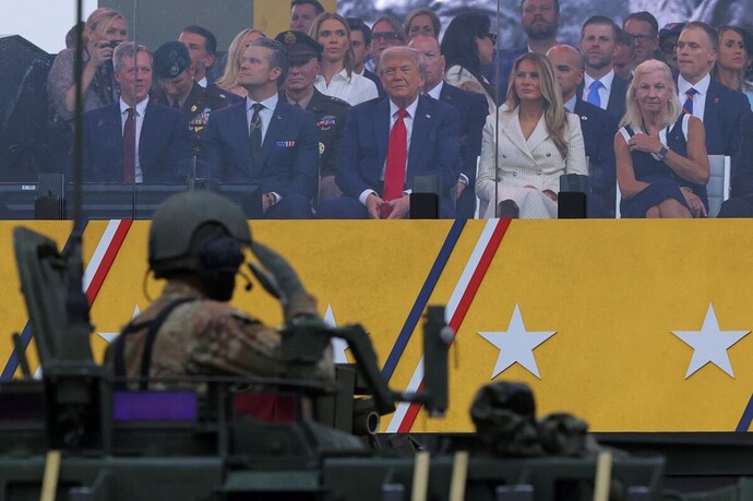 binh lính, khí tài mỹ duyệt binh đúng ngày sinh nhật ông trump hình ảnh 9 binh linh, khi tai my duyet binh dung ngay sinh nhat ong trump hinh anh 9