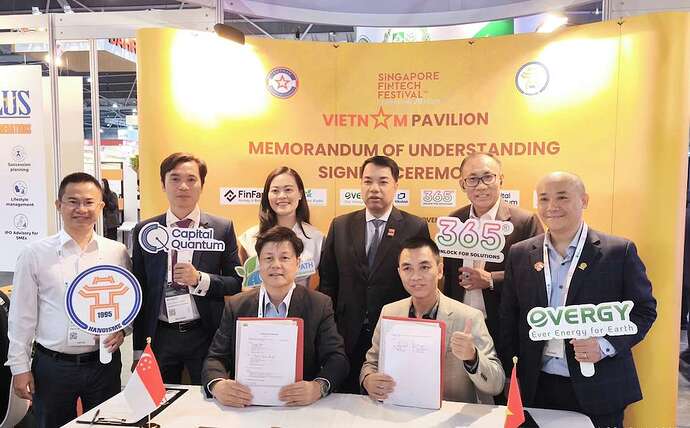 Doanh nghiệp Việt Nam ký kết với đối tác. Ảnh: T.H