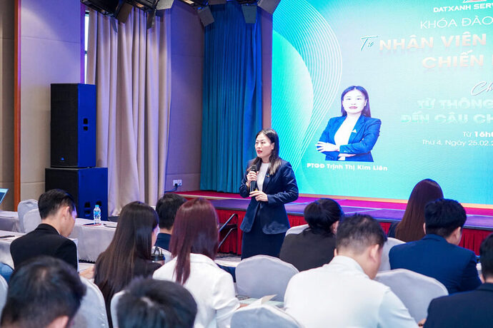 Bà Trịnh Thị Kim Liên – Phó Tổng Giám đốc Kinh doanh Tiếp thị DXS chia sẻ chuyên đề kiến thức dự án và nghệ thuật kể câu chuyện sản phẩm trong tư vấn chốt deal