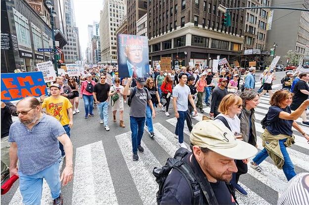 Biểu tình phản đối Trump. Ảnh: EFE/EPA