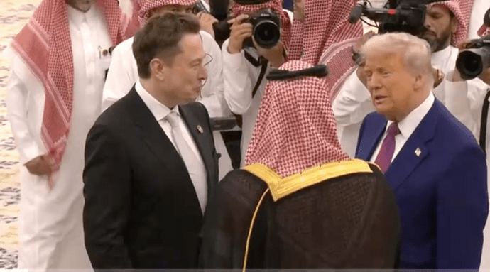 Hình ảnh ông Elon Musk xuất hiện bên cạnh ông Trump (Ảnh: Telegraph)