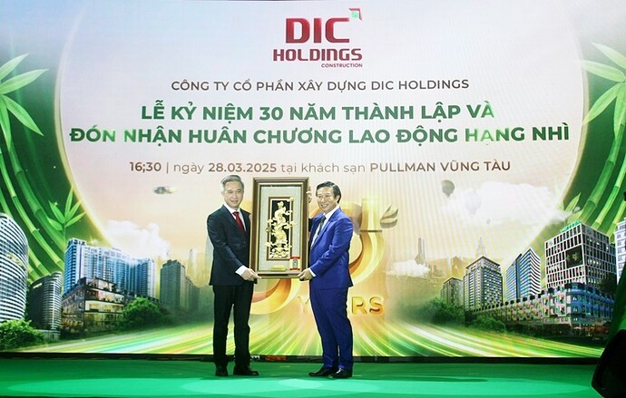 Ông Đặng Minh Thông, Phó Chủ tịch UBND tỉnh Bà Rịa – Vũng Tàu trao tặng kỷ vật chúc mừng tập thể Công ty