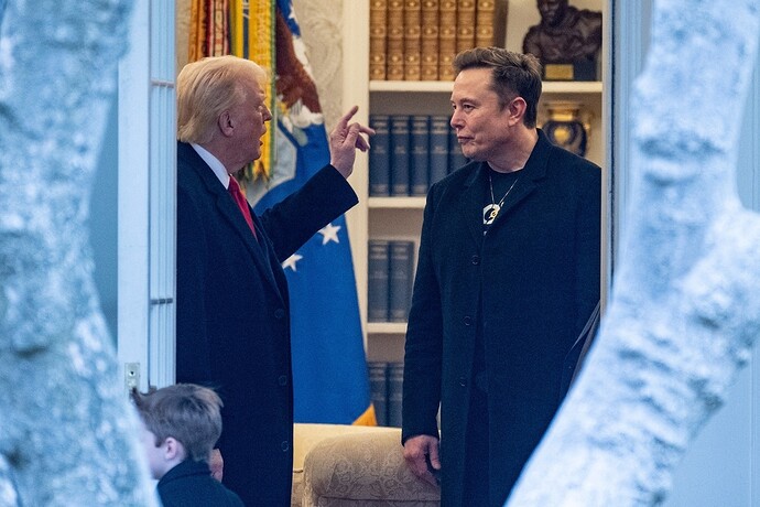 Tổng thống Trump cảnh báo xem xét trục xuất tỷ phú Musk - 1