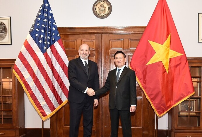 Phó thủ tướng Hồ Đức Phớc gặp Bộ trưởng Thương mại Howard Lutnick tại Washington, ngày 10/4 (giờ Mỹ). Ảnh: VGP