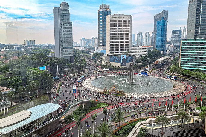 Láng giềng Việt Nam muốn đổi tiền- Ảnh 1. Láng giềng Việt Nam muốn đổi tiền- Ảnh 1.