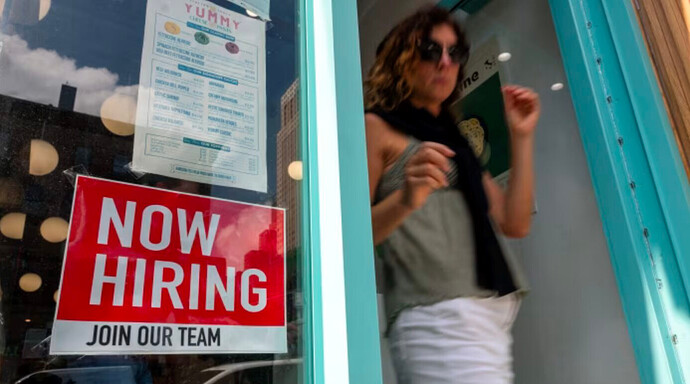 Dữ liệu 'gây sốc' vừa được công bố: Kinh tế Mỹ thực tế tạo ra ít hơn 900.000 việc làm so với báo cáo trước đó, Fed chắc chắn sẽ cắt giảm lãi suất?- Ảnh 1.