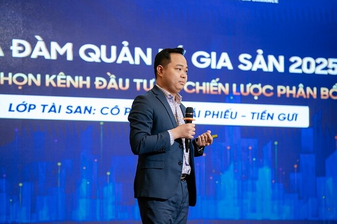 Ông Bùi Văn Huy, Giám đốc Khối nghiên cứu đầu tư FIDT chia sẻ trong Tọa đàm\ 800x533