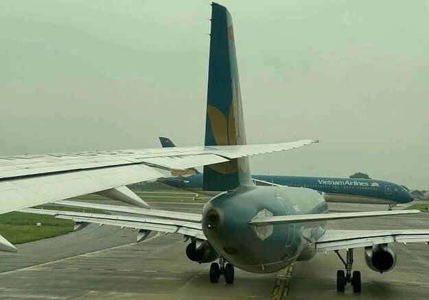 Cánh đuôi của một chiếc máy bay bị rách sau va quệt