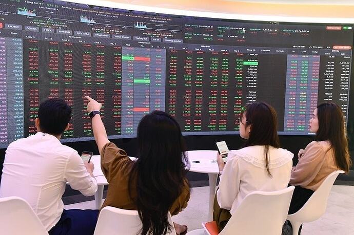 Tự doanh CTCK trở lại mua ròng gần 500 tỷ trong phiên cuối tuần, tâm điểm "gom" loạt mã ngân hàng