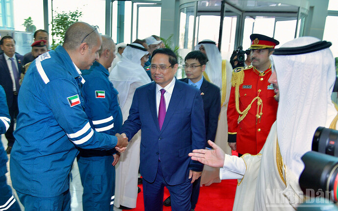 Thủ tướng Phạm Minh bắt tay Ban lãnh đạo Tổ hợp lọc hóa dầu Al‑Zour. (Ảnh: THANH GIANG)