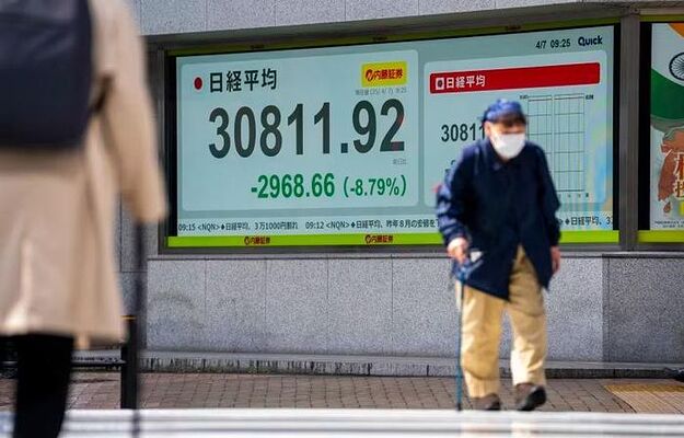 Chỉ số Nikkei trong phiên sáng ngày 7/4. Nguồn: Kazuhiro Nogi/AFP/Getty Images.
