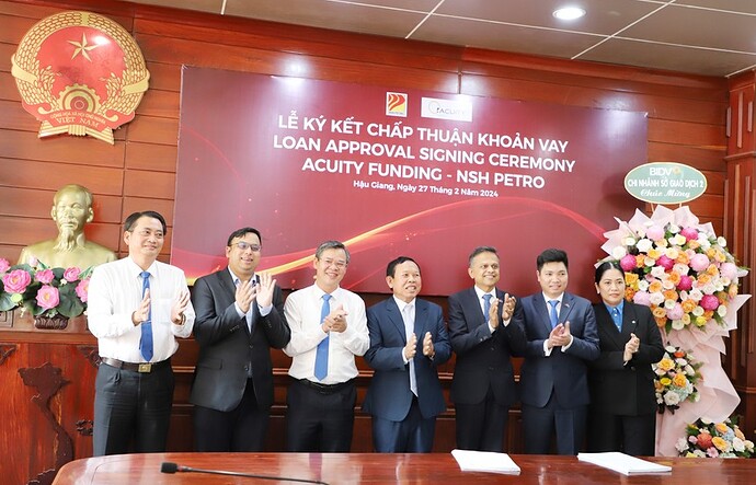 Tân Tổng giám đốc NSH Petro Ranjit Prithviraj Thambyrajah (thứ 3 từ phải qua), tân Phó tổng giám đốc Nguyễn Việt Anh (thứ 2 từ phải qua) tại Lễ ký kết chấp thuận khoản vay giữa NSH Petro với Acuity Funding