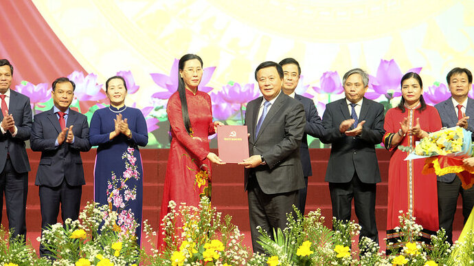 Ông Nguyễn Xuân Thắng, Ủy viên Bộ Chính trị, Giám đốc Học viện Chính trị Quốc gia Hồ Chí Minh, Chủ tịch Hội đồng Lý luận Trung ương trao Quyết định của Bộ Chính trị về việc thành lập Đảng bộ tỉnh Quảng Ngãi cho bà Bùi Thị Quỳnh Vân - Bí thư Tỉnh ủy Quảng Ngãi. Ảnh: Viên Nguyễn