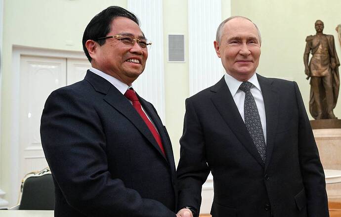 Thủ tướng Việt Nam Phạm Minh Chinh và Tổng thống Nga Vladimir Putin (Ảnh: Sasha Savelieva/TASS)