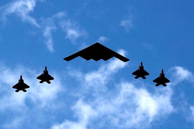 B-2 được hộ tống bởi 4 máy bay F-35 trong một cuộc diễn tập năm 2020. Ảnh: Reuters.