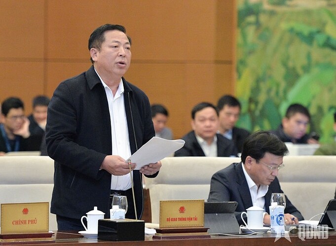 Bộ trưởng Bộ Giao thông vận tải Trần Hồng Minh báo cáo tại phiên họp. Ảnh: PHẠM THẮNG Bộ trưởng Bộ Giao thông vận tải Trần Hồng Minh báo cáo tại phiên họp. Ảnh: PHẠM THẮNG