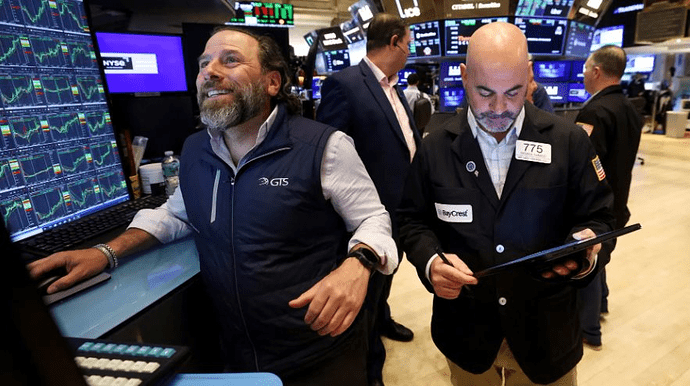 Chứng khoán Mỹ tăng dựng đứng, Dow Jones nhảy vọt 900 điểm, xác suất Fed cắt giảm lãi suất  tháng tới trên 90% sau phát biểu của ông Powell- Ảnh 1.