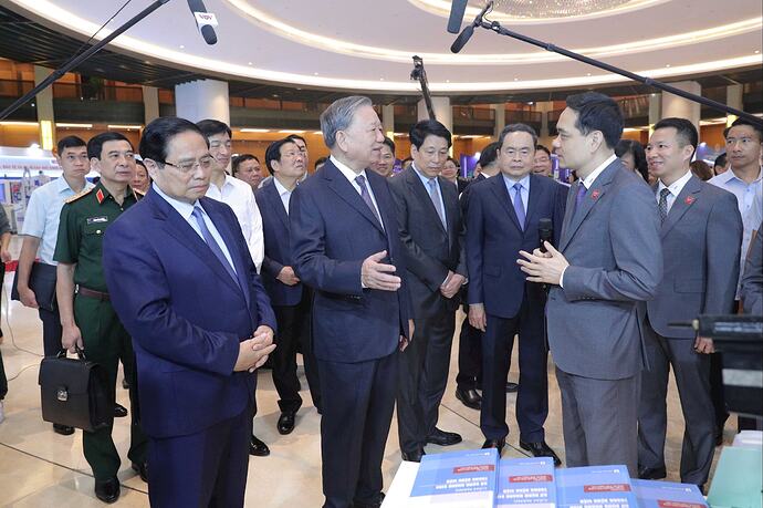 Tổng Bí thư Tô Lâm tham quan gian triển lãm