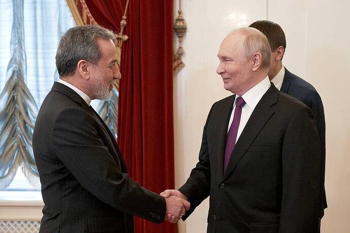 Ngoại trưởng Iran Abbas Araghchi và Tổng thống Nga Vladimir Putin (Ảnh: Alexey Danichev/POOL/TASS)