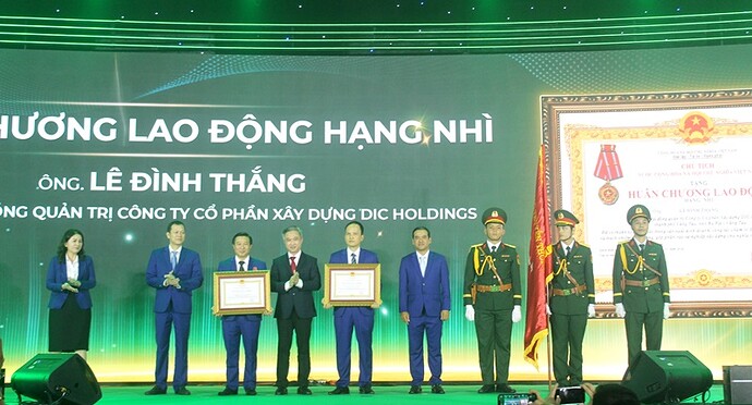Cá nhân ông Lê Đình Thắng, Chủ tịch HĐQT Công ty vinh dự nhận Huân chương lao động hạng Nhì của Chủ tịch nước. (Ảnh: Thanh Huyền)