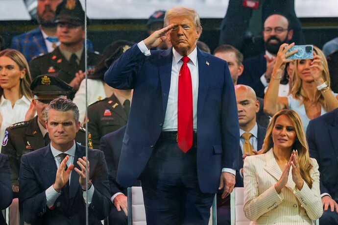 binh lính, khí tài mỹ duyệt binh đúng ngày sinh nhật ông trump hình ảnh 3 binh linh, khi tai my duyet binh dung ngay sinh nhat ong trump hinh anh 3