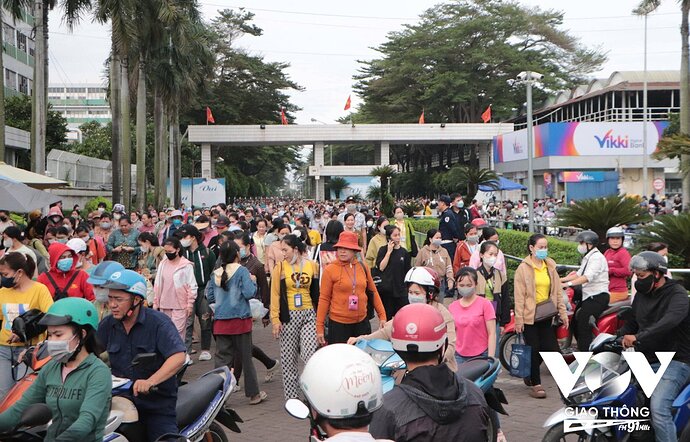 Hàng chục ngàn công nhân Công ty PouYuen tan ca tại Bình Tân, TP.HCM