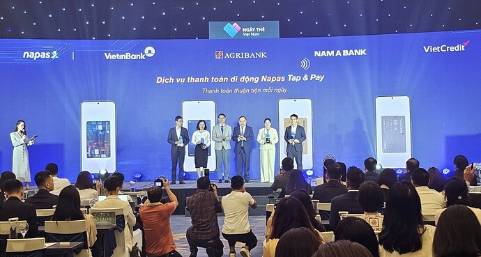 Khách hàng trải nghiệm sớm tính năng Tap&Pay tại sự kiện Ngày Thẻ Việt Nam