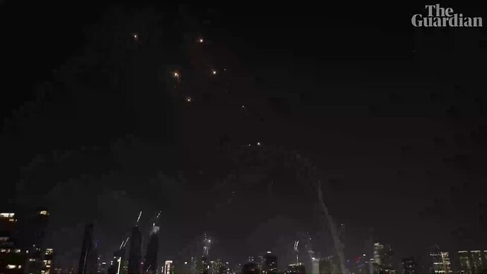 Tên lửa Iran bị đánh chặn trên bầu trời Tel Aviv, Israel