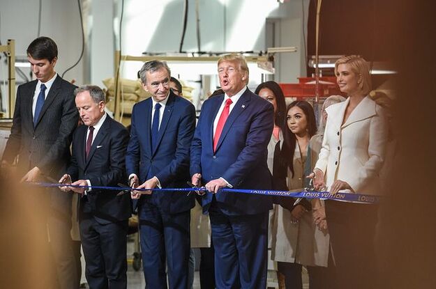 Ông Arnault và ông Trump được cho là sở hữu mối quan hệ thân thiết. Ảnh: WWD.