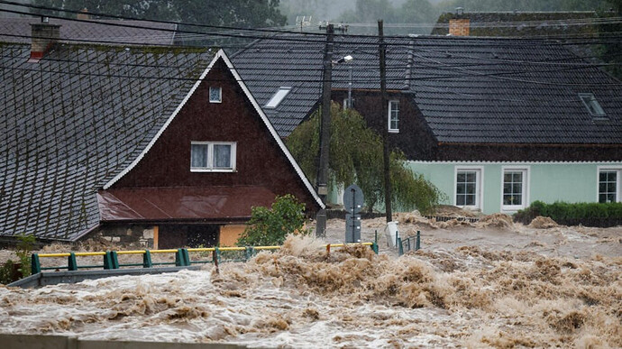 Bão lũ kinh hoàng gây vỡ đập, nhiều thành phố châu Âu chìm trong biển nước - ảnh 2