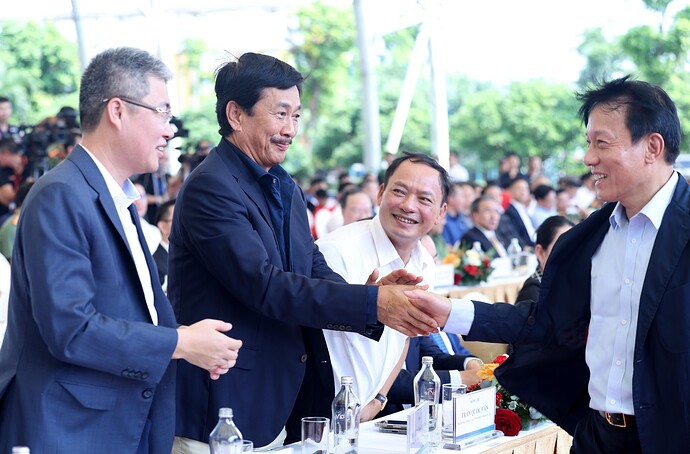 Có thể là hình ảnh về một hoặc nhiều người và văn bản