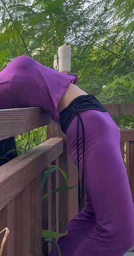 Có thể là hình ảnh về yoga và trang phục thể thao