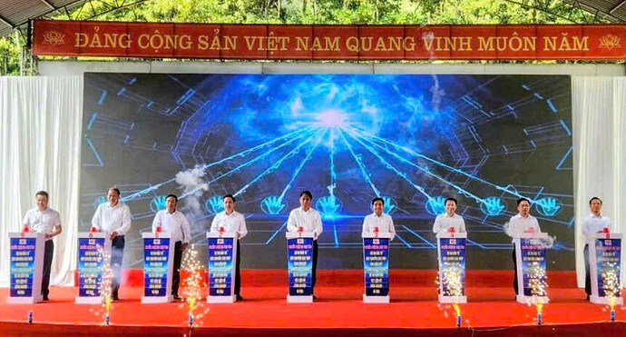 Các đại biểu bấm nút khởi động các dự án.