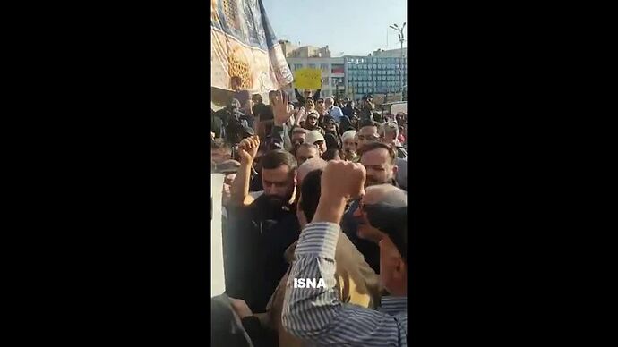 Tổng thống Iran xuống đường biểu tình