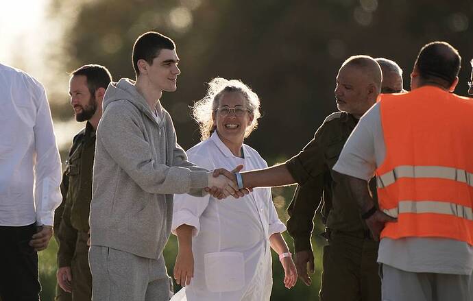 Maxim Kharkin Ảnh AP/ Leo Correa