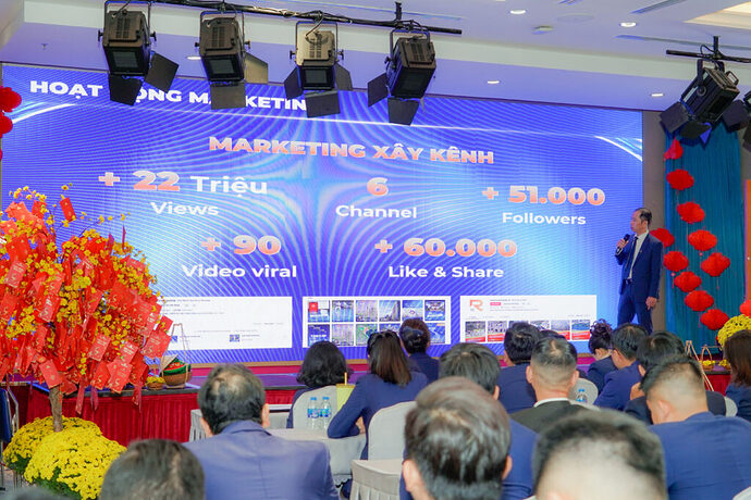 Ông Nguyễn Huỳnh Quang Tuân – Kế toán trưởng DXS trình bày báo cáo tổng kết kết quả hoạt động DXS Hội sở và toàn hệ thống năm 2025