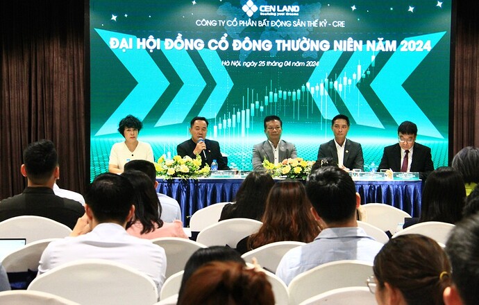 Ông Nguyễn Trung Vũ, Chủ tịch Cen Land trao đổi cùng các cổ đông.