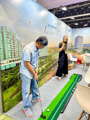 Khách hàng hào hứng tham gia các hoạt động, minigame tại gian hàng 242-243 của FLC Hotels & Resorts (Ảnh: FLC Hotels & Resorts). Khách hàng hào hứng tham gia các hoạt động, minigame tại gian hàng 242-243 của FLC Hotels & Resorts (Ảnh: FLC Hotels & Resorts).