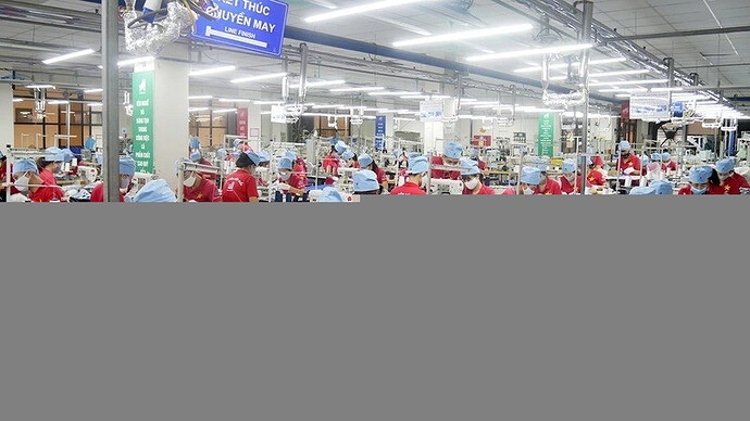 Sản xuất hàng dệt may xuất khẩu tại Tổng công ty May 10. (Ảnh: QUỲNH CHI)