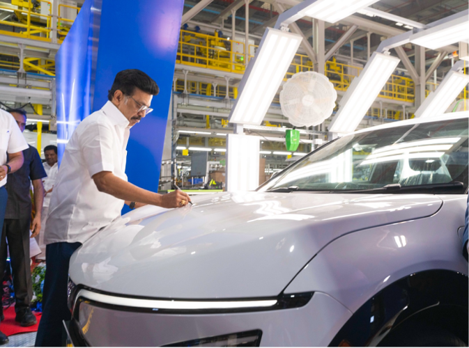 IIng M.K. Stalin đặt bút ký tặng lên chiếc ôtô điện đầu tiên xuất xưởng từ nhà máy VinFast ở Tamil Nadu, Ấn Độ. Ảnh: VinFast