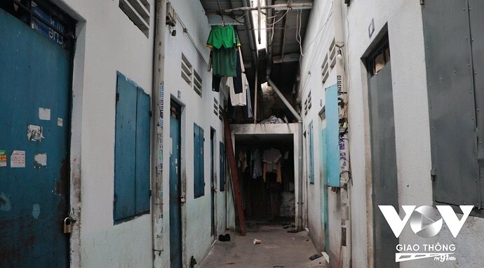 Những dãy trọ cửa đóng then cài, vì nhiều tháng không có công nhân thuê – họ đã lặng lẽ về quê vì không trụ nổi ở thành phố