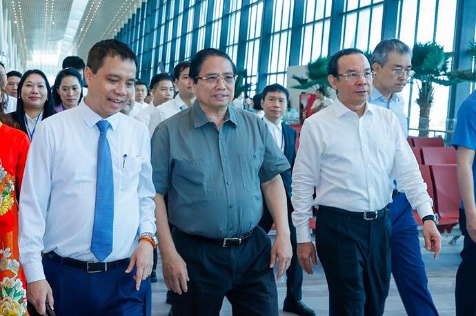 Thủ tướng Chính phủ Phạm Minh Chính, Bí thư Thành ủy TP.HCM Nguyễn Văn Nên tới dự lễ Khánh thành Nhà ga T3 sân bay Tân Sơn Nhất tại điểm cầu TP.HCM - Ảnh: VGP/Nhật Bắc.