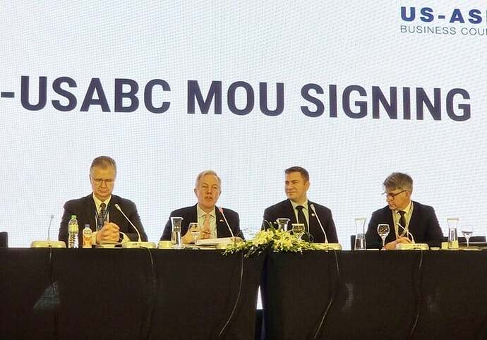 Ông Ted Osius (thứ 2 từ trái sang) cho biết, phái đoàn doanh nghiệp Mỹ đến Việt Nam lần này lớn nhất từ trước đến nay. (Ảnh: Dương Hưng)