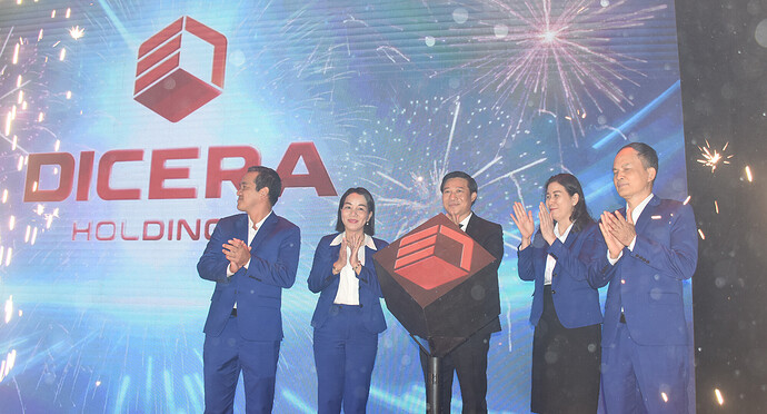Lãnh đạo công ty tại lễ công bố diện mạo thương hiệu mới với tên gọi Công ty Cổ phần DICERA Holdings (DICERA Holdings)