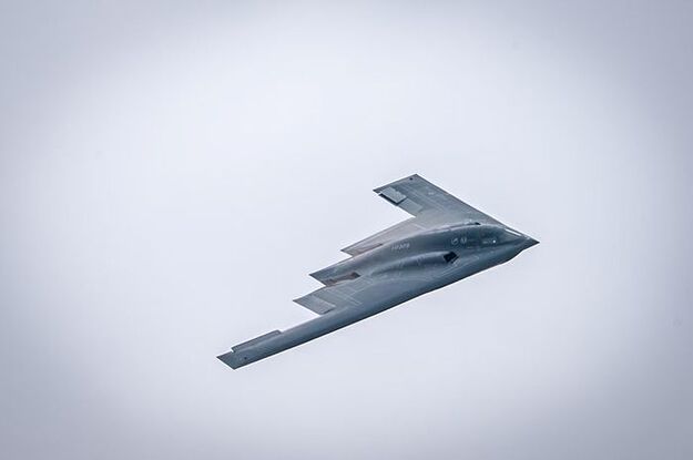 B-2 Spirit là chiếc máy bay đắt đỏ nhất thế giới. Ảnh: Reuters.