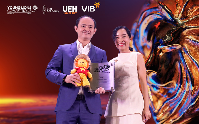 VIB cùng các tài năng sáng tạo trẻ chinh phục thử thách digital tại Vietnam Young Lion 2024- Ảnh 1. A person and person holding a trophy Description automatically generated