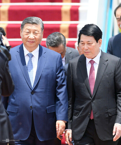 Chủ tịch nước Lương Cường dẫn đầu đoàn Việt Nam chào đón ông Tập Cận Bình. Ảnh: Trung Kiên