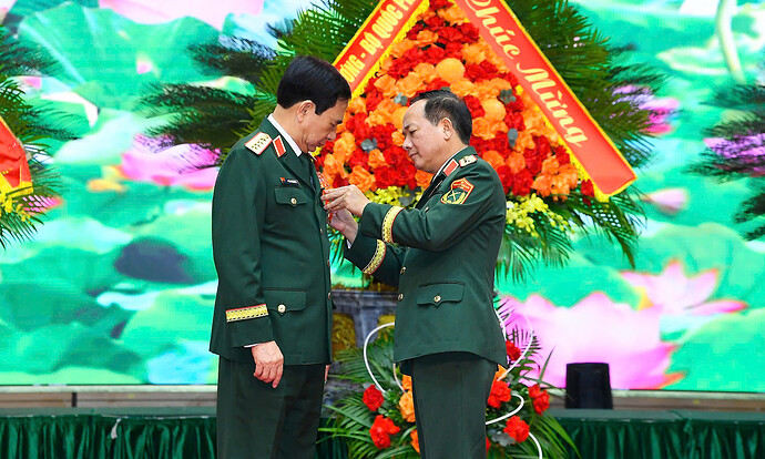 Thừa ủy quyền của Chủ tịch nước, đại tướng Trịnh Văn Quyết trao Huân chương Quân công hạng Nhất tặng đại tướng Phan Văn Giang. Ảnh: Tuấn Huy