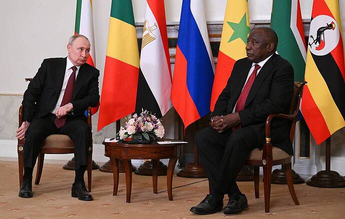 Tổng thống Nga Vladimir Putin và Tổng thống Nam Phi Cyril Ramaphosa Ramil Sitdikov/POOL/TASS